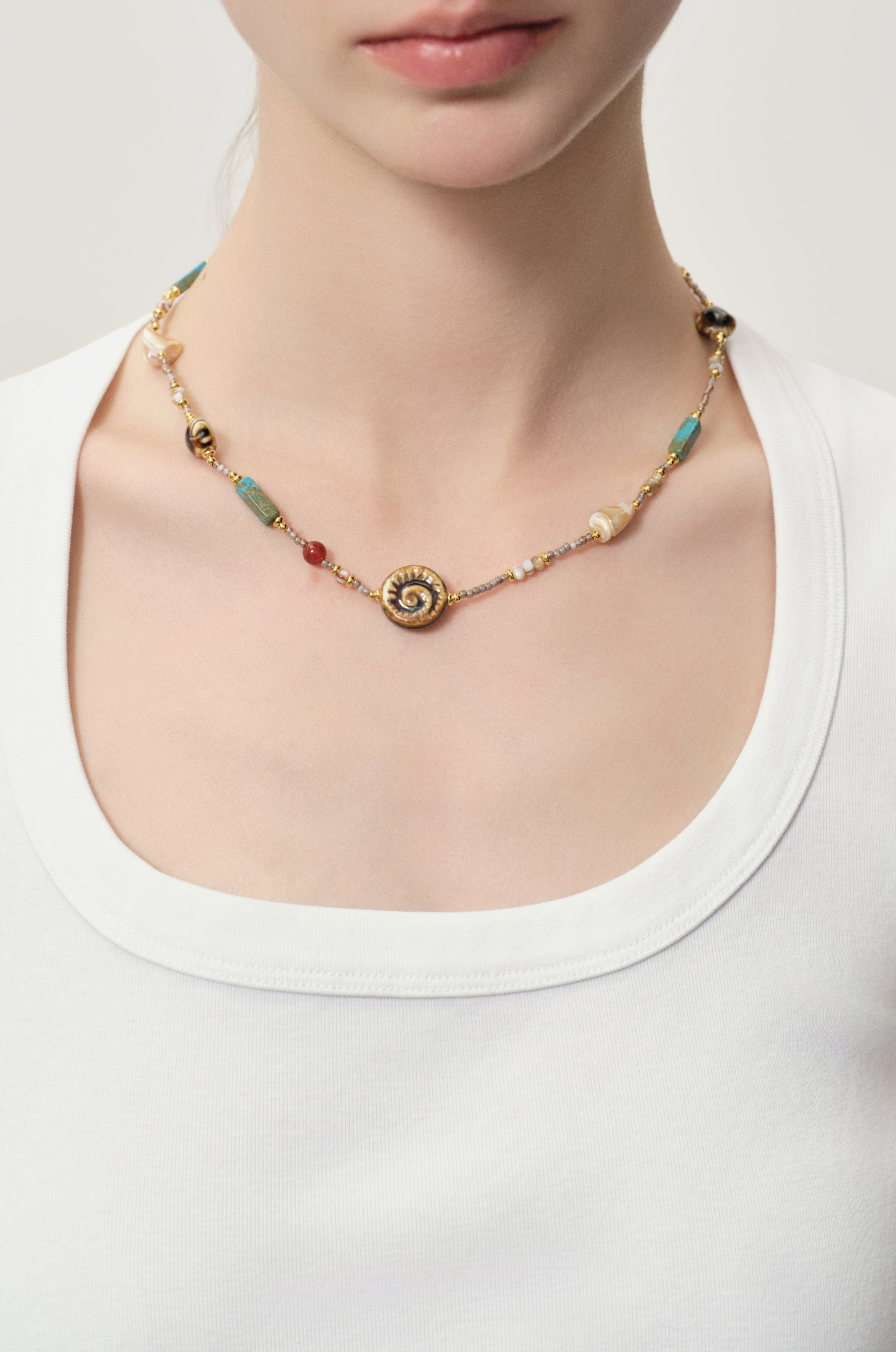 Tide gold-plated and seashell beaded necklace Beige