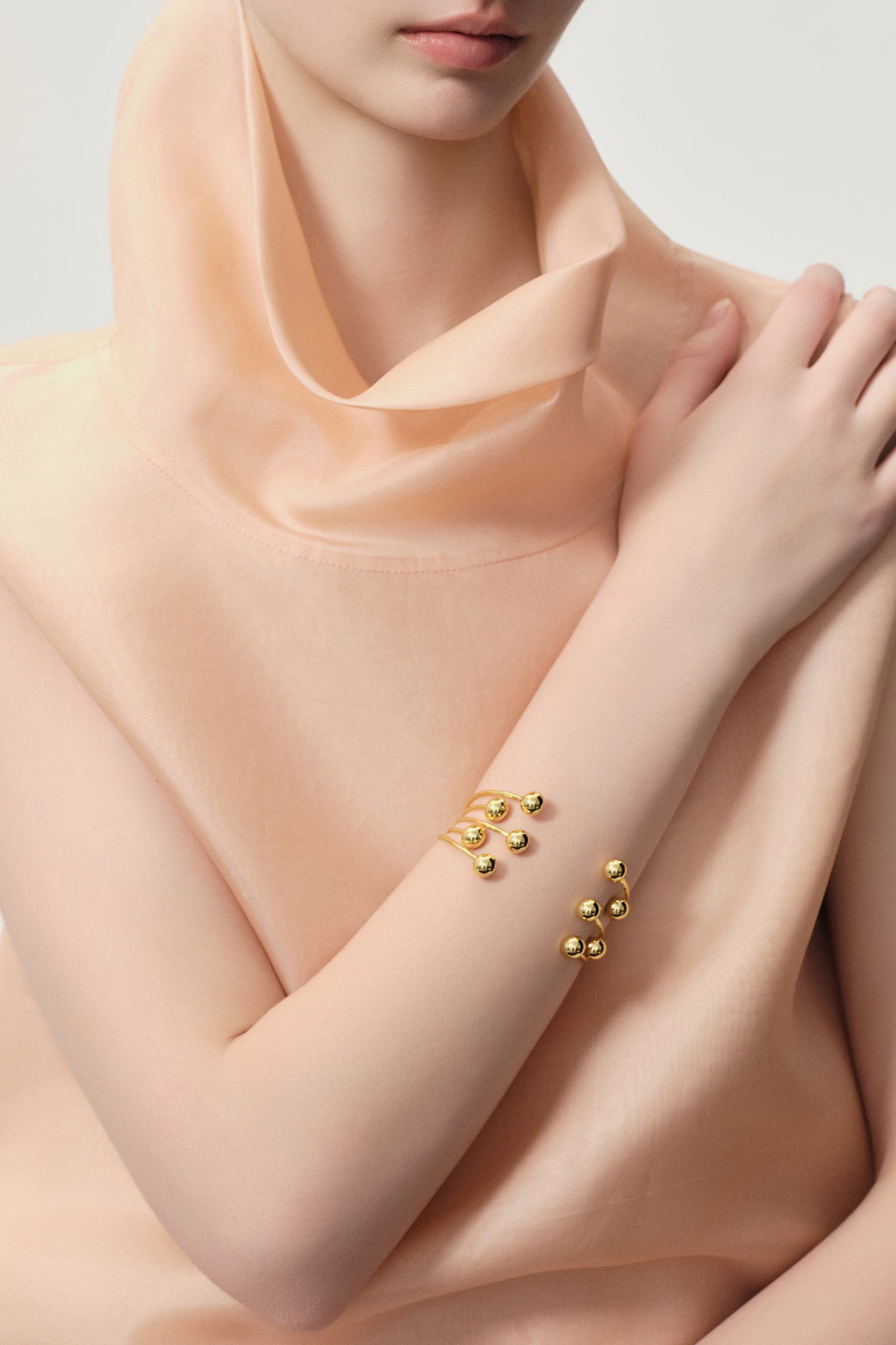Sphere hinge cuff bracelet Gold