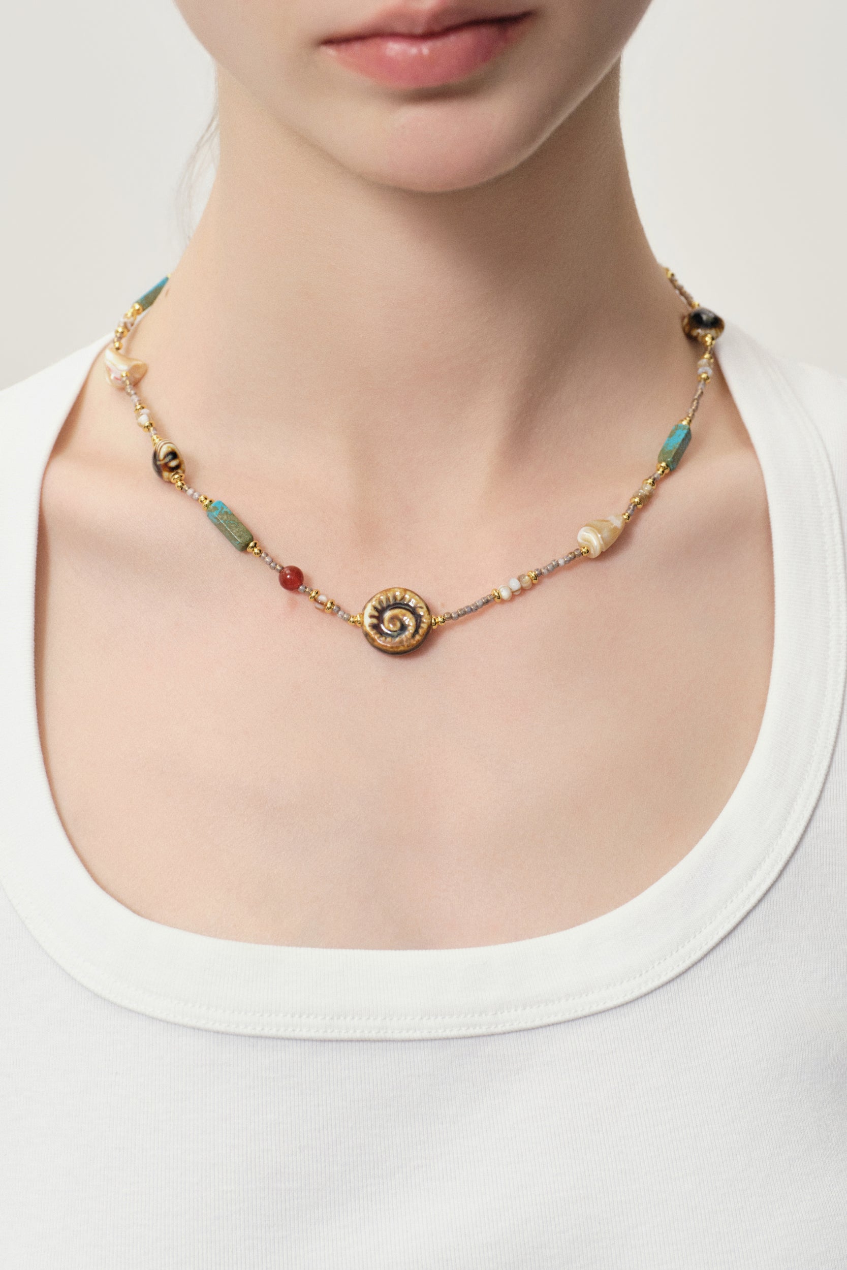 Tide gold-plated and seashell beaded necklace Beige