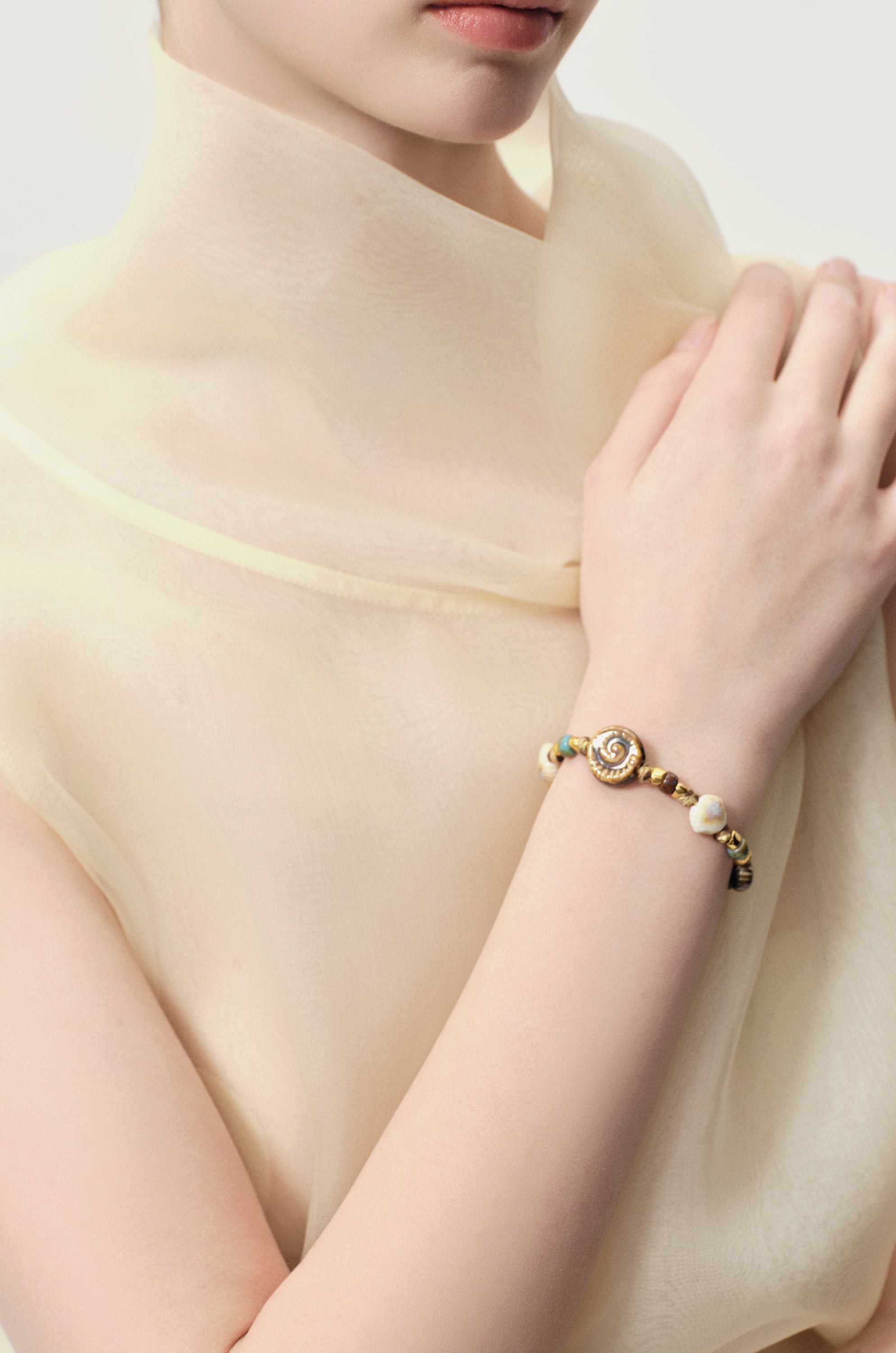 Tide gold-plated and seashell beaded bracelet Beige