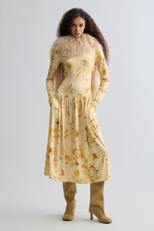 Whisper Long-haired Lamb Scarf Beige