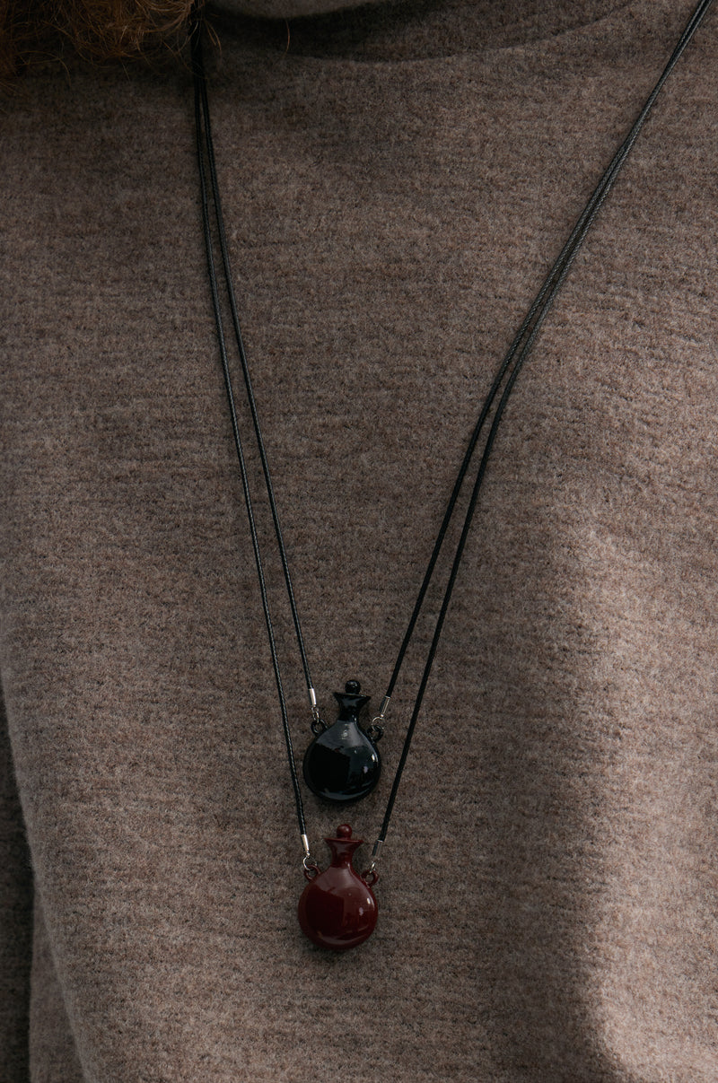 Flask-shaped Pendant Necklace Black