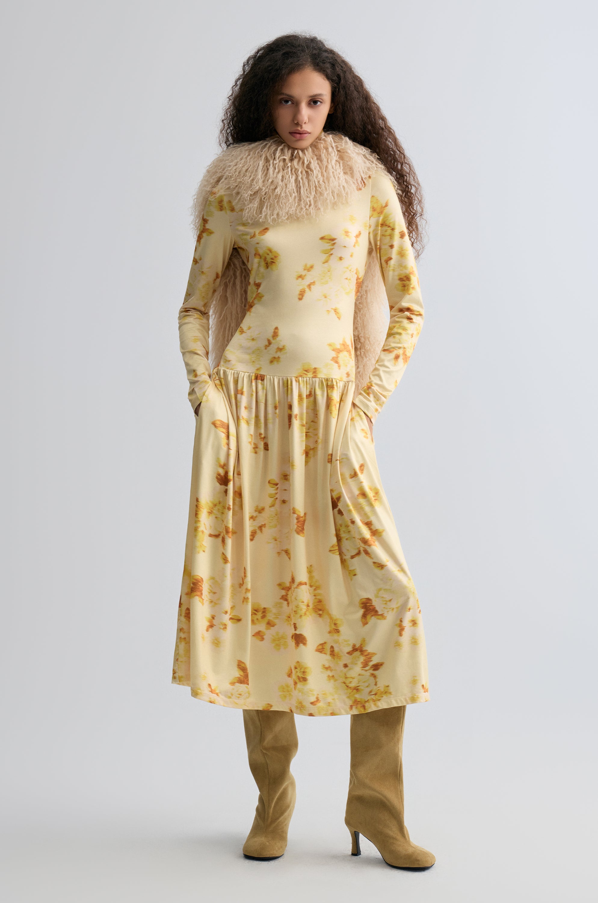 Whisper Long-haired Lamb Scarf Beige