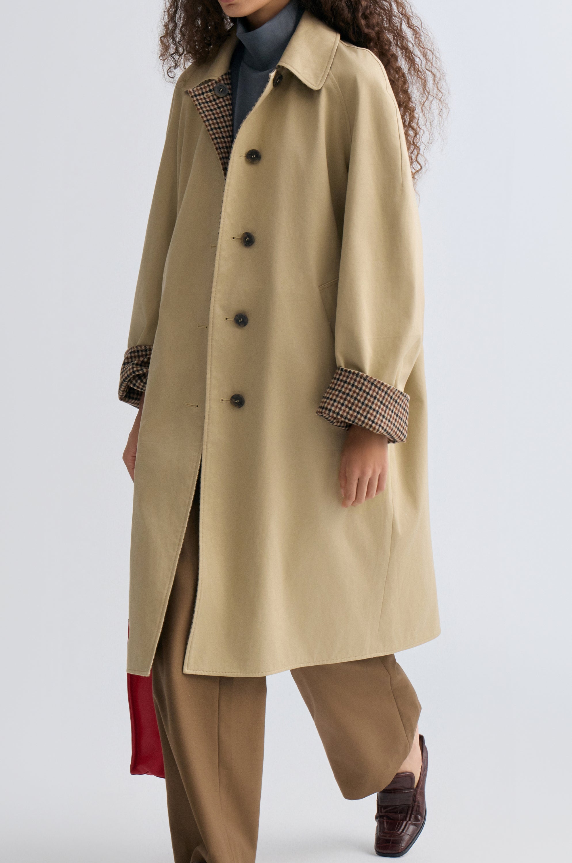 WIRROW｜BAMBOO LINEN DOUBLE OVER COAT Reversible Twill and Check Trench Coat Beige | Front Row Shop